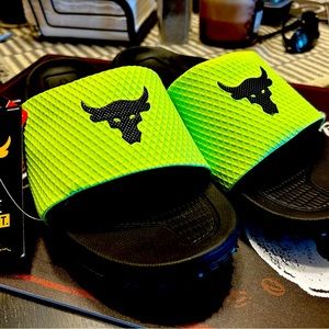 The Rock slippers (Neon)